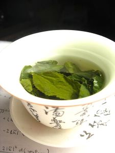 Tea_leaves_steeping_in_a_zhong_čaj_05